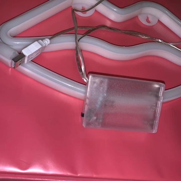 Red Lip LED Light - Picture 4 of 4